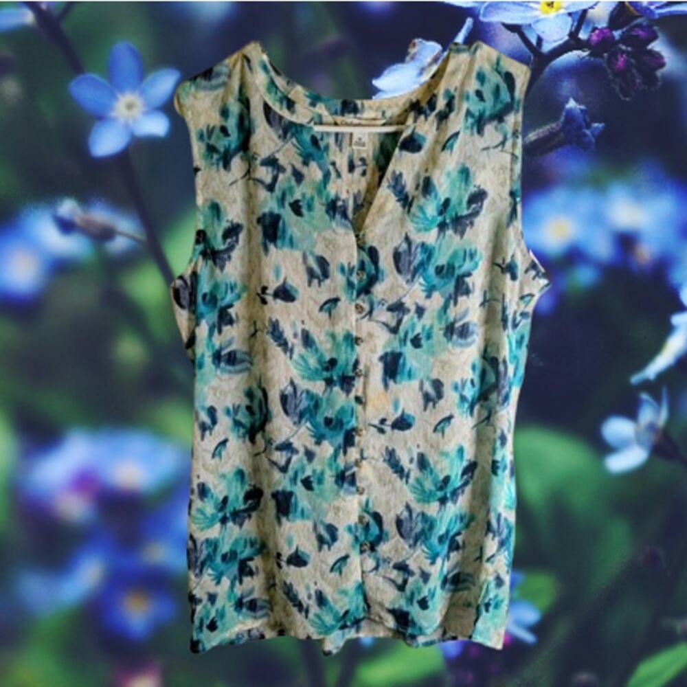 Croft & Barrow medium sleeveless button down polyester lightweight woman's top.